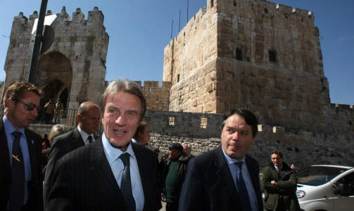 FIKK VARSELSKUDD: Den franske generalkonsulen Alain Remy satt i bilkortesjen som ble stanset og holdt igjen av israelske grensesoldater. Dette har f�tt Frankrike til � se r�dt og innkalle Israels ambassad�r p� teppet. Foto: SCANPIX/AFP PHOTO