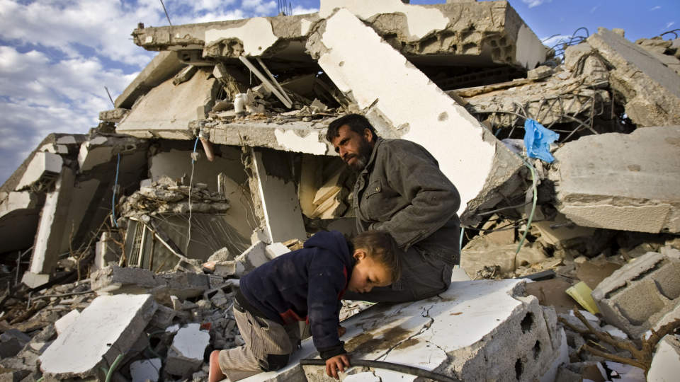 INGEN V�PENHVILE: En mann sitter p� ruinene av huset, etter at det onsdag ble rammet av israelske angrep. Foto: SCANPIX/AP Photo/Bernat Armangue