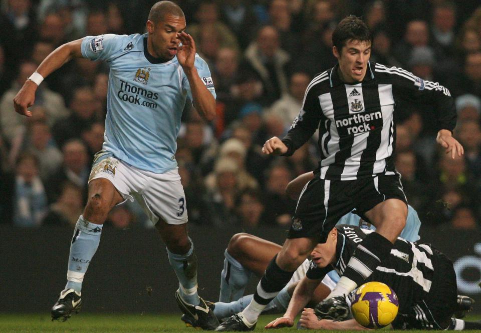VEID, OG FUNNET FOR LETT:  Nigel De Jong (t.v) kostet Manchester City rundt 170 millioner kroner, men Mark Hughes fant ikke plass til den kostbare nederlenderen i Citys jakt p� suksess i UEFA-cupen.Foto: SCANPIX/EPA/LINDSEY PARNABY