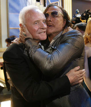 P� DEN R�DE L�PEREN IGJEN: Her sammen med Anthony Hopkins. Foto: Scanpix