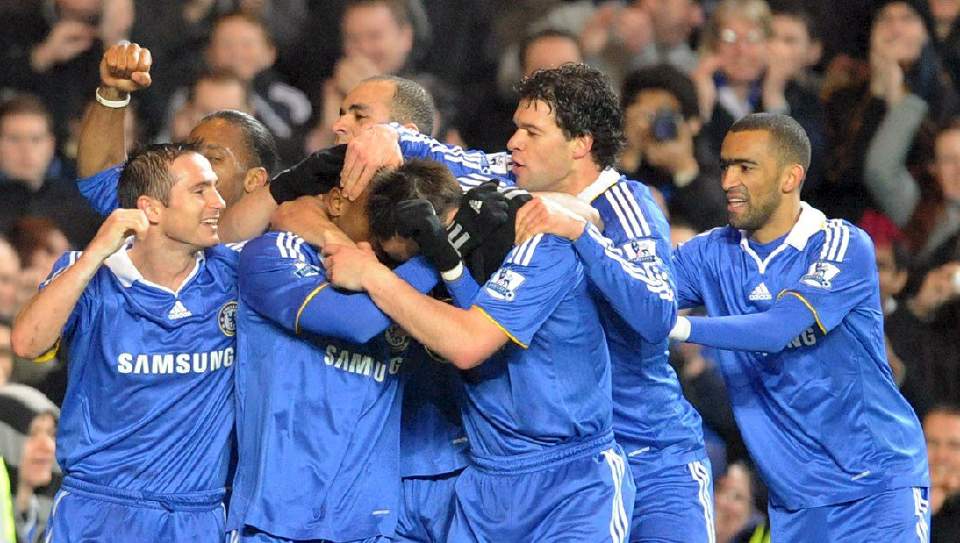 OMDISKUTERT: Salomon Kalou med sorte vanter i midten feirer det f�rste av to m�l mot Middlesbrough p� onsdag. Diskusjonen raser om hva feiringen med kryssede hender betyr. Den ferskeste inneb�rer at det er en hyllest til rapperen Akon, som Kalou m�tte backstage p� tirsdag. Foto: Gerry Penny, EPA/Scanpix