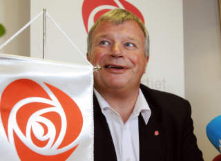 MENER S�NNEN BLE HELBREDET AV SN�SAMANNEN: Helseminister Bjarne H�kon Hanssen. 
Foto: Ned Alley / SCANPIX
