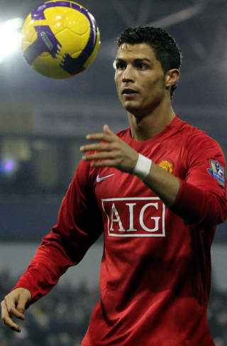 VERDENS BESTE: Da Cristiano Ronaldo  var 15 �r fryktet moren at han m�tte kutte ut fotballen. �tte �r seinere er han regnet som verdens beste spiller.Foto: Simon Dawson, AP/Scanpix