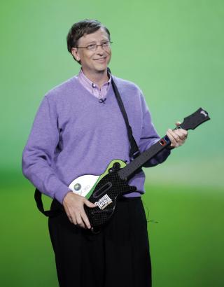 GITARHELT Bill Gates i gang med �Guitar Hero p� showet CES i Las Vegas. Foto: SCANPIX