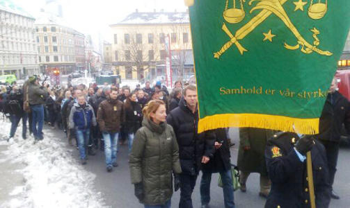 POLITIET TILBAKE I GATENE: Ca. 1500 politifolk i streik marsjerte i Oslos gater etter appellene p� Politihuset. MMS-foto: HANS-MARTIN TH�MT RUUD