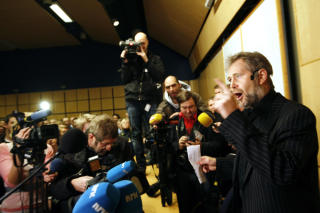 P� KRIGSSTIEN: PF-leder Arne Johannessen (t.h.) tordnet mot regjeringen og justisminister Storberget under appellen p� Politihuset. Foto: H�KON MOSVOLD LARSEN/SCANPIX