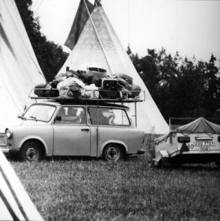 TIPI OG TRABANT Den �sttyske folkebilen nedpakket p� indianerstevne p� 80-tallet. Foto: Suhrkamp Verlag