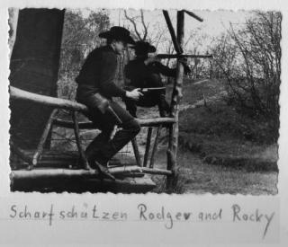 SNIKSKYTTERE: Rodger og Rocky i 1966.  Cowboy - og indianerkulturen i DDR var mye mer enn en hobby. Cowboyene m�tte forf�lge sin interesse mer i skjul, fordi de ikke var politisk korrekte. Foto: Suhrkamp Verlag/Lutz Lehrmann
