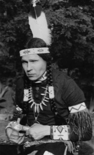 H�VDING POWDER FACE: John H�ttner var hans virkelige navn. Han var sjef i den f�rste indianerstammen, og gruppa ble p� offisielt holdt registrert som Kulturgruppe for indianistikk. Myndighetene tvang hans stamme til � delta i 1. mai-toget. Foto: Suhrkamp Verlag