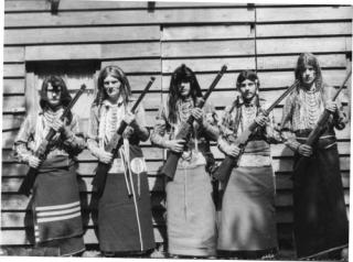ANTIIMPERIALISTISK KAMP: Disse indianerne representerte kampen mot USA, kapitalismen, undertrykking og imperialisme. Empatien myndighetene hadde med indianerne stakk imidlertid ikke dypt. Foto: Suhrkamp Verlag
