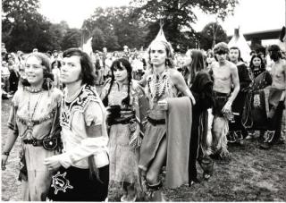 INDIANERDANS: Alvor p� den nasjonale indianerfestivalen i 1986. Foto: Suhrkamp Verlag