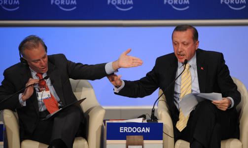 H�Y TEMPERATUR: Erdogan (til h�yre) kranglet h�ylytt med debattleder David Ignatius f�r han forlot scenen. Foto: AFP PHOTO/FABRICE COFFRINI/Scanpix
