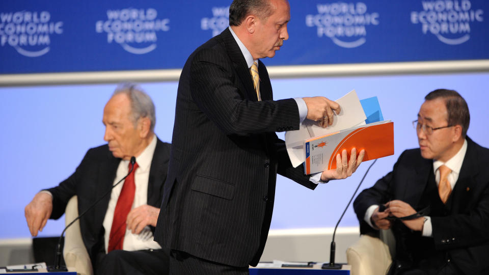 FORLOT SCENEN: Tyrkias statsminister Recep Tayyip Erdogan forlater her debatten med Shimon Peres.
Foto: AFP PHOTO/FABRICE COFFRIN/Scanpix