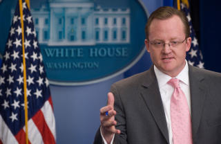 BEKREFTER SAKEN: Pressesekret�r i Det hvite hus Robert Gibbs sier at anklagene er alvorlige.  Foto: Saul Loeb/Afp