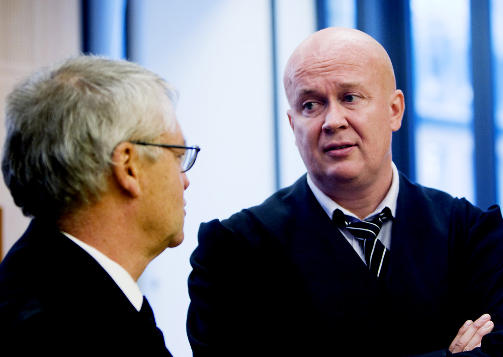 SPESIELT M�TE: Advokat Arild Holden (t.h.) var blant forsvarerne som deltok p� et �dialogm�te� mellom to politimenn og Rasool-br�drene. Statsadvokat Kristian Nicolaisen ble informert om den sv�rt uvanlige trusselsituasjonen. Foto: SCANPIX