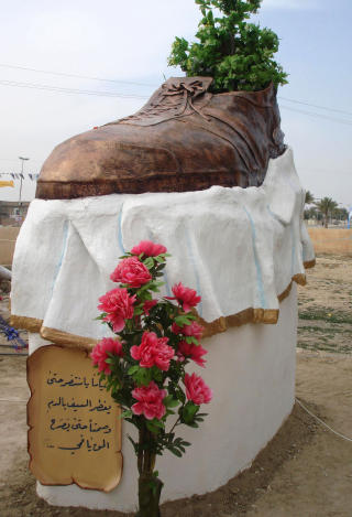 ST�TTE-ST�TTE: Monumentet er reist som en st�tteerkl�ring til den irakiske journalisten Muntazer al-Zaidi, som kastet en sko p� George Bush under en pressekonferanse i fjor. Han sitter n� fengslet i p�vente av at saken kommer for retten.  Foto: AP PHOTO/MAHMUD SALEH/Scanpix