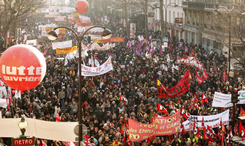 INNTOK GATENE: Markeringer, som denne i Paris, fant sted over hele Frankrike i g�r da den f�rste generalstreiken i kj�lvannet av den globale finanskrisen ble avviklet.Foto: REUTERS/Benoit Tessier (FRANCE)