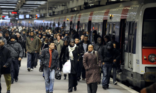 LAMMET TRANSPORTSYSTEMENE: Generalstreiken i Frankrike f�rte til store problemer i kollektivtrafikken. Foto: AFP PHOTO BERTRAND GUAY