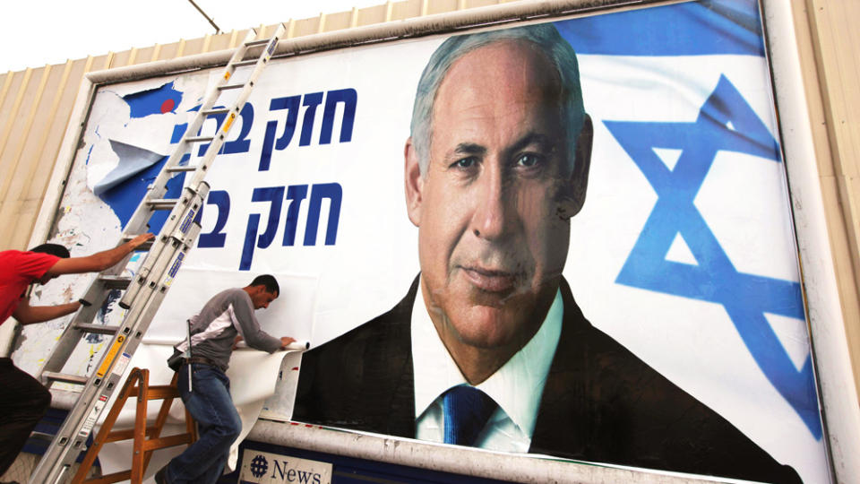 INNSPURT: Sv�re plakater av Benjamin Netanyahu pryder mang en vegg i Israel n� foran valget. Forel�pig har han en solid ledelse. TARA TODRAS-WHITEHILL/AP/SCANPIX