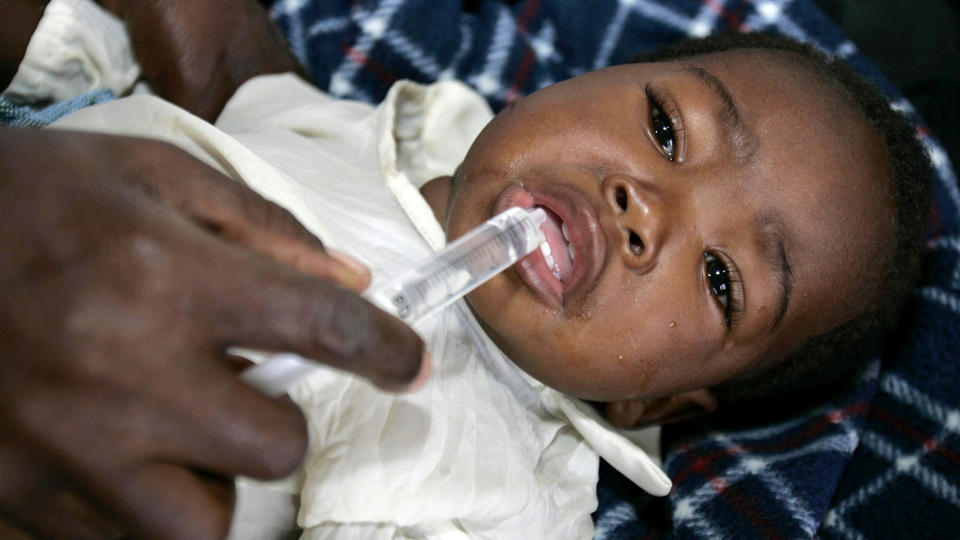 D�DELIG EPIDEMI: Et kolerasmittet barn, som mottar behandling ved Budiriro Polyclinic i Harare, er bare ett av anslagsvis 60 000 sykdomstilfeller i >Zimbabwe i den d�deligste sykdomsepidemien som har rammet det afrikanske kontinentet p� 15 �r.Foto: REUTERS/Philimon Bulawayo (ZIMBABWE)
