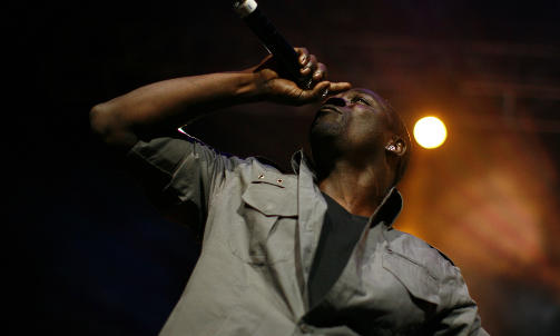 KALOU-IDOL? Hiphop-artisten Akon under en konsert i desember i fjor. Tirsdag hadde han konsert i London og m�tte Salomon Kalou backstage. Foto: Eric Thayer, Reuters/Scanpix