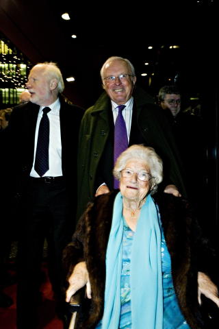 RØD LØPER: Tikken på filpremiere i ny kjole. FOTO: NINA HANSEN/DAGBLADET RØD LØPER: Tikken på filpremiere i ny kjole. FOTO: NINA HANSEN/DAGBLADET