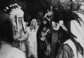 BEGRAVELSE I DRESEDEN: Seremoni etter indiansk skikk i 1965.  Indianerentusiastene skaffet seg detaljkunnskap om indianerspr�k, klesdrakter og mat. Foto: Suhrkemp Verlag