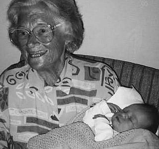 OLDEMOR: Tikken med sitt første oldebarn, Oscar Georg født i 1996. FOTO: PRIVAT OLDEMOR: Tikken med sitt første oldebarn, Oscar Georg født i 1996. FOTO: PRIVAT