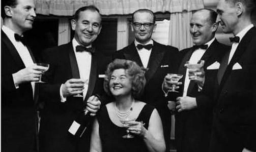 MAX I 50: Oslogjengen i smoking. F.v. Birger Rasmussen, Max, William Houlder, Martin Olsen, Kjakan - og Tikken. FOTO: PRIVAT MAX I 50: Oslogjengen i smoking. F.v. Birger Rasmussen, Max, William Houlder, Martin Olsen, Kjakan - og Tikken. FOTO: PRIVAT