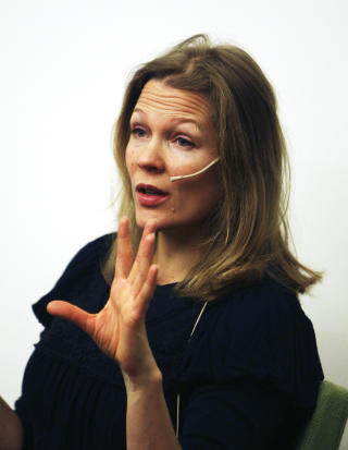 DELTAR P� BOKFESTEN: �sne Seierstad er ogs� programleder. Foto: SCANPIX