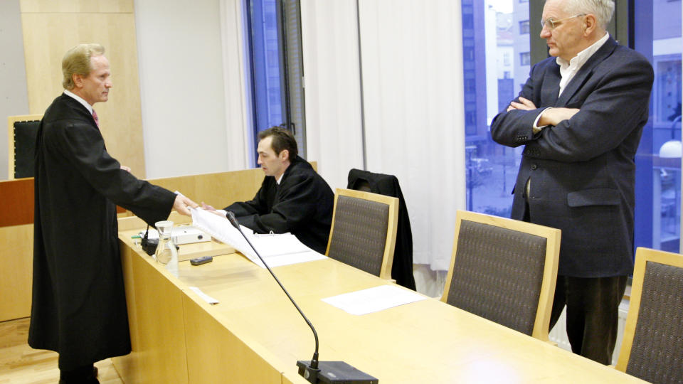 ISFRONT: Advokat Per Danielsen (til venstre) og redakt�r Trygve Hegnar (til h�yre) har m�tt hverandre i retten flere ganger tidligere. N� skal det skje igjen. FOTO: SCANPIX
