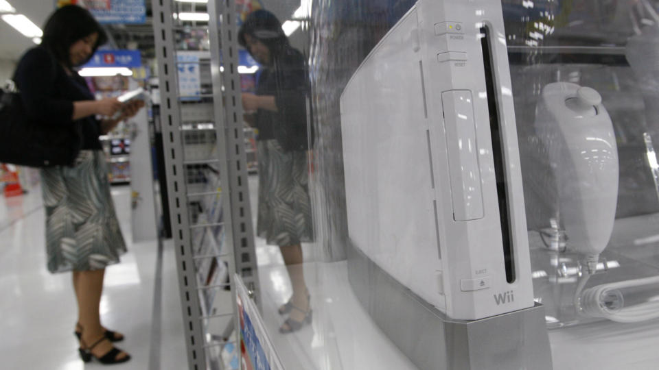 DYRERE ENN VED LANSERING: Mens andre produsenter av spillkonsoller tradisjonelt setter ned prisen en stund etter lansering, g�r Nintendo motsatt vei med sin Wii. Foto: TORU HANAI/REUTERS/SCANPIX