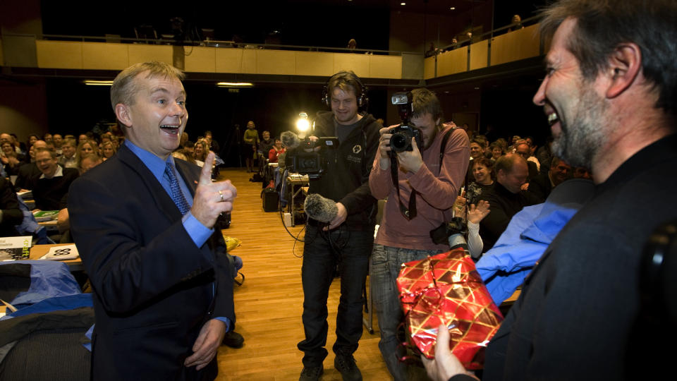 GODE BUSSER: Justisminister Knut Storberget (t.v.) og forbundsleder Arne Johannessen p� Politiets Fellesforbunds landsm�te p� R�ros i fjor. Ministeren avviser at deres forhold er kj�lig, til tross for det offentlige br�ket den siste tida. Foto: GORM KALLESTAD/SCANPIX