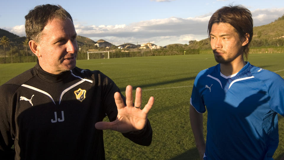 P� PR�VE: Jan J�nsson fikk i dag sjansen til � se pr�vespiller Daigo Kobagashi i aksjon mot finske FC Honka. 
Foto: Terje Bendiksby, Scanpix