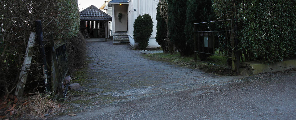 FANT D�D BABY I INNKJ�RSELEN: Det var kona i huset som fant en pose med en d�d baby da hun kom hjem fra legen i dag tidlig. - Heldigvis s� vi ikke oppi posen, sier naboen hennes. begge kvinnene tenkte det var en katt i posen. Foto: ERLING H�GELAND/DAGBLADET