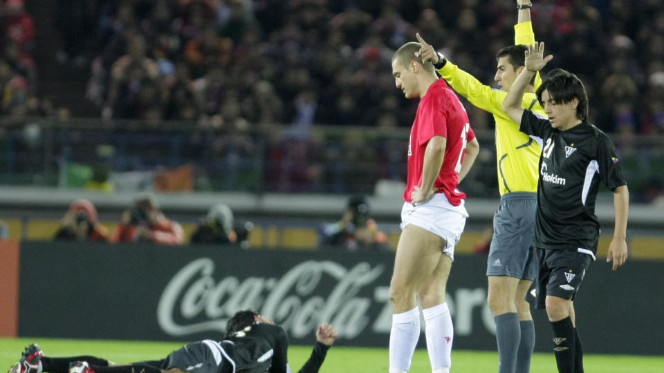 F�R IKKE SPILLE DEN F�RSTE �TTENDELSFINALEN: Manchester United m� klare seg uten Nemanja Vidic i den f�rste kampen mot Inter Foto: AP Photo/Shizuo Kambayashi