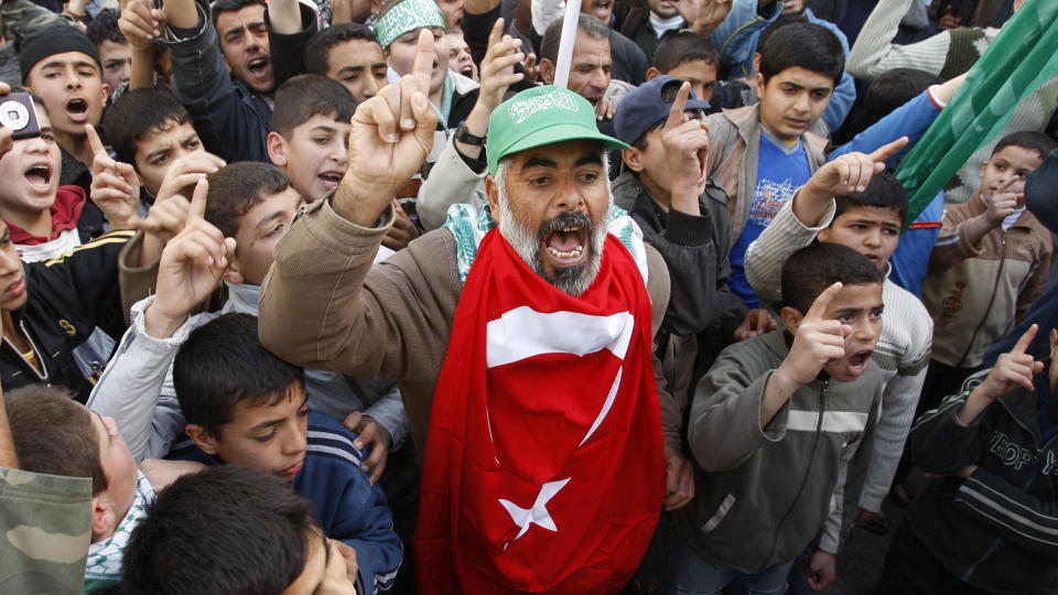 SINNE: Anti-israelske slagord ropes i denne demonstrasjonen i Jabalaya nord p� Gaza-stripen. I dag hevder franske myndigheter at Israel har blokkert vannrenseutstyr til omr�det. Foto: Ibraheem Abu Mustafa/Reuters