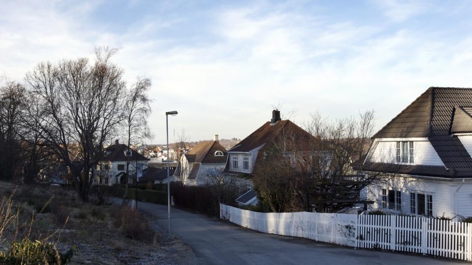 FUNNET I EN PAPIRPOSE: Det d�de spedbarnet ble funnet i en hage i dette omr�det. Foto: Alf Ove Hansen/Scanpix