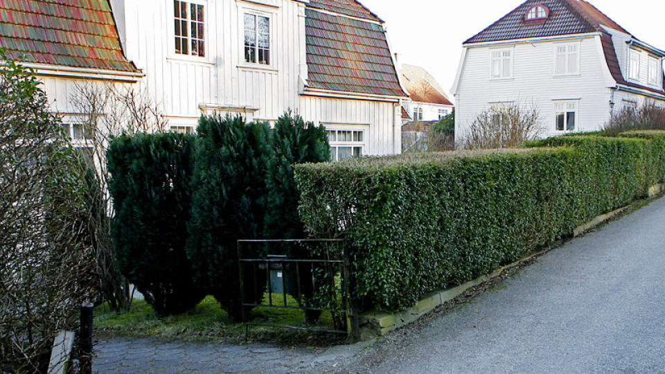 FANT D�D BABY I INNKJ�RSELEN: Det var kona i huset som fant en pose med en d�d baby da hun kom hjem fra legen i dag tidlig. - Heldigvis s� vi ikke oppi posen, sier naboen hennes. begge kvinnene tenkte det var en katt i posen. Foto: ERLING H�GELAND/DAGBLADET