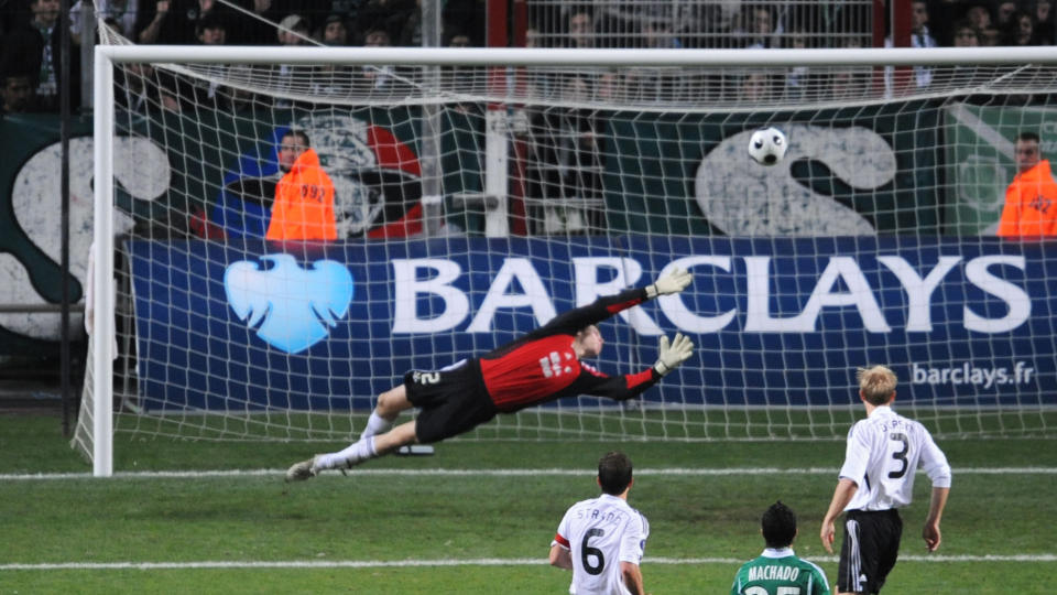 HAVNET I BR�K MED KOLLER: Rune Jarstein gikk rett i strupen p� 202 centimeter h�ye Jan Koller da tsjekkeren ble litt vel ivrig p� en retur. Foto:  AFP/FRED DUFOUR