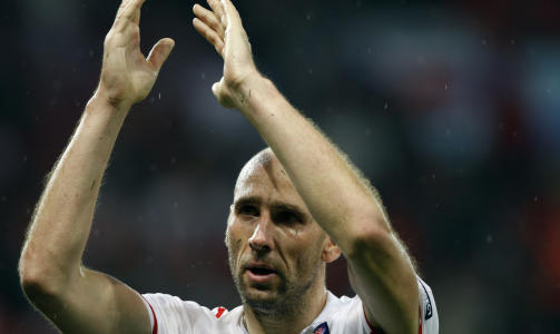 INGEN SM�GUTT: Jan Koller m�ler 202 centimeter p� str�mpelesten. Foto: REUTERS/Fatih Saribas