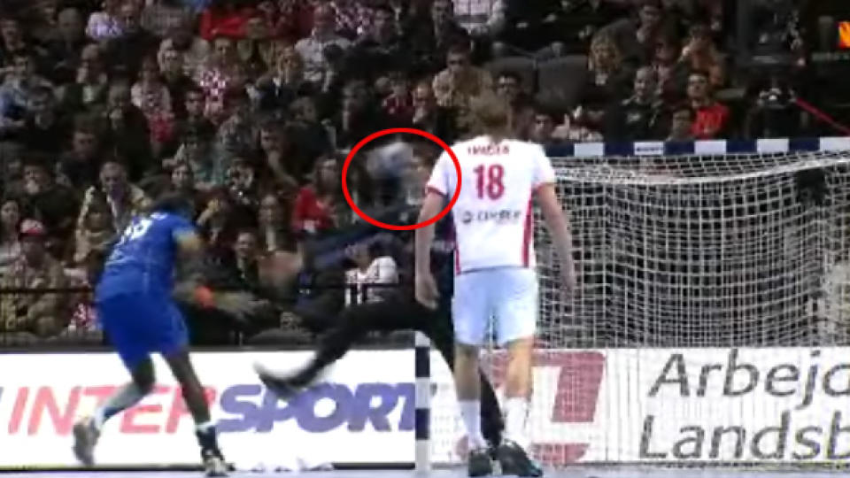 UTVIST FOR FARLIG SPILL: Luc Abalo s�rget for at Danmarks Niklas Landin s� stjerner - og ble utvist. Men Frankrike hadde uansett full kontroll mot danskene, og tok seg til VM-finale. Der venter Kroatia. Foto: TV 2 Sumo
