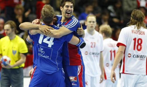 KLASSEFORSKJELL: Danmark var sjansel�se mot Frankrike, og m� n�ye seg med bronsefinale. Foto: REUTERS/Matko Biljak