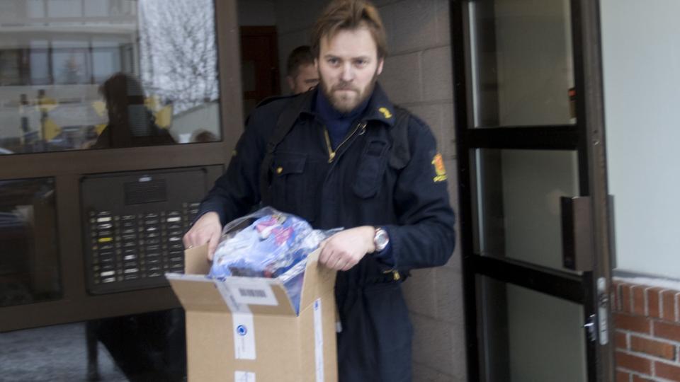  SAMLER SPOR: En politietterforsker kommer ut fra leiligheten p� Haugenstua fredag med materiale fra leiligheten der Geir Stene (48) ble funnet drept. Det var datteren, svigers�nnen og to sm� barnebarn som fant ham. Foto: Morten Holm / SCANPIX