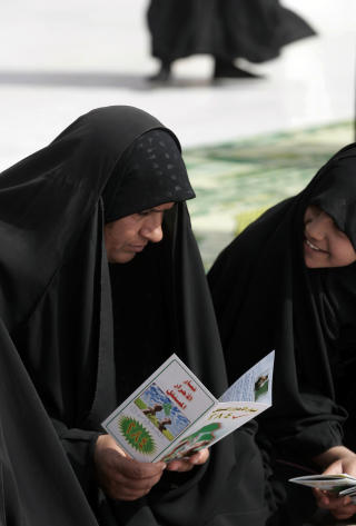 STOR DAG: To irakiske kvinner vurderer hvem de skal stemme p� i regionvalget som kan v�re en milep�l for det okkuperte landet. Foto: Alaa al-Marjani/AP/Scanpix