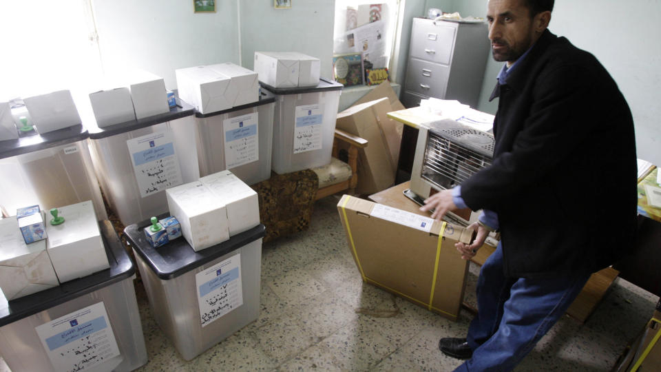 FORBEREDELSER: En valgmedarbeider gj�r klart valglokalet f�r noen av de 15 millioner stemmeberettigede skal innta lokalet i Sadr City ved Baghdad. Foto: Karim Kadim/AP/Scanpix