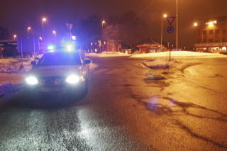 POLITIET ANKOMMER: Gjerningsmennene var forduftet f�r politiet rakk � n� opp til �stedet ved Ullevaal stadion. Foto: Frank Evensen