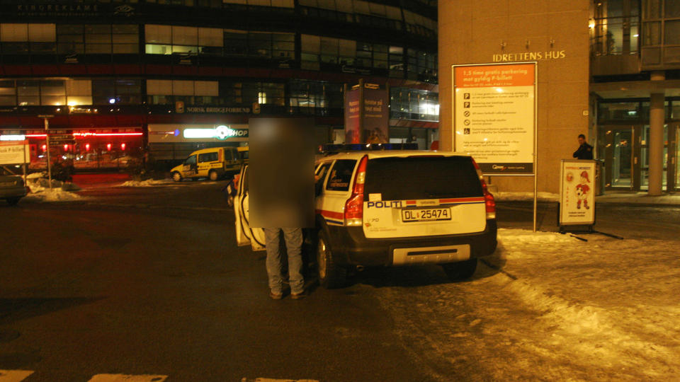 AVGIR FORKLARING: Mannen som ble ranet med golfk�lle forklarer hendelsesforl�pet til politiet utenfor Ullevaal stadion. Foto: Frank Evensen