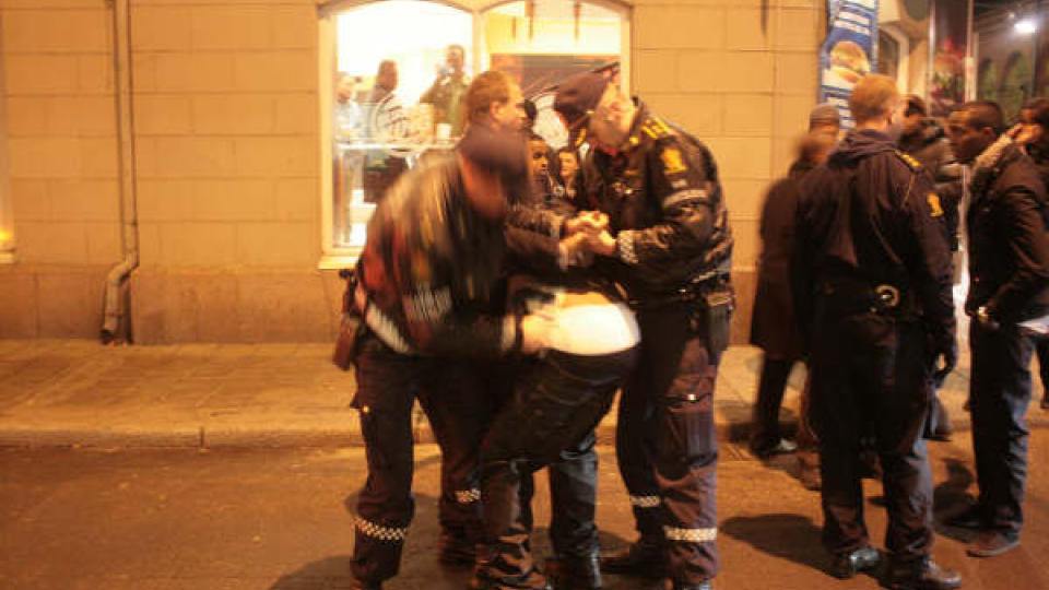 P�GRIPES: Bev�pnet politi tar h�nd om mannen som �penlyst bar v�pen i Oslo sentrum. Foto: Espen Hovde