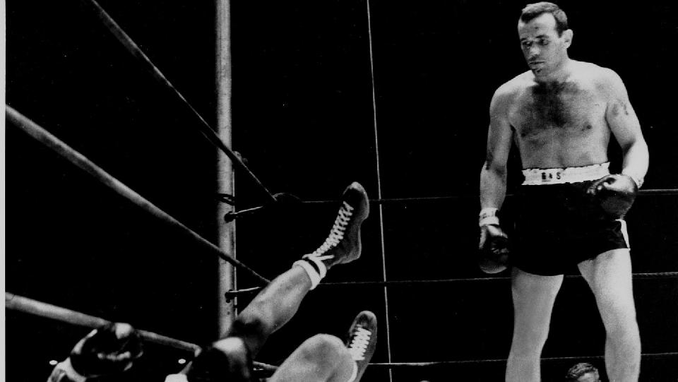 GULVET FLOYD PATTERSON: Ingemar Johanssons st�rste triumf kom den 26. juni, 1959.  Han slo Floyd Patterson i gulvet sju ganger og ble verdensmester i tungvektsboksing. Fredag d�de han, 76 �r gammel. Foto: AP